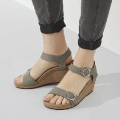 Soley Ring-Buckle Nubuck Leather 12 Soley Ring-Buckle Nubuck Leather -Birkenstock 1022835 f closeup f